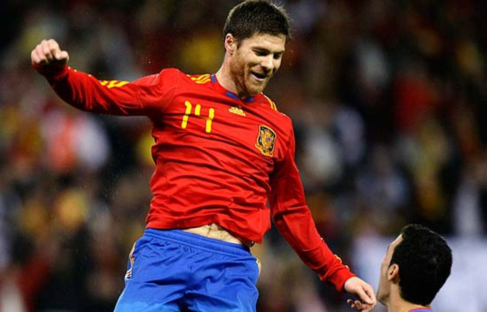 Mano clara de Demichelis en el área, que Xabi Alonso se encarga de transformar con un chutazo a la escuadra imposible de parar para Romero (2-1).