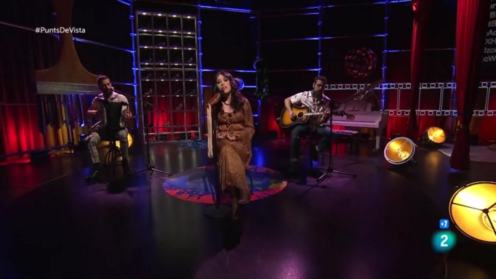 Punts de vista - Jodie Cash i la seva banda interpreten la cançó 'Llama la muerte' - Veure ara