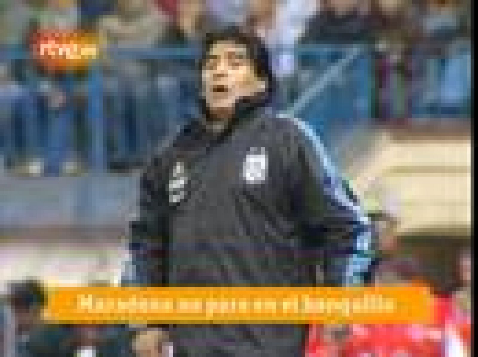 Maradona no para en el banquillo | Ver