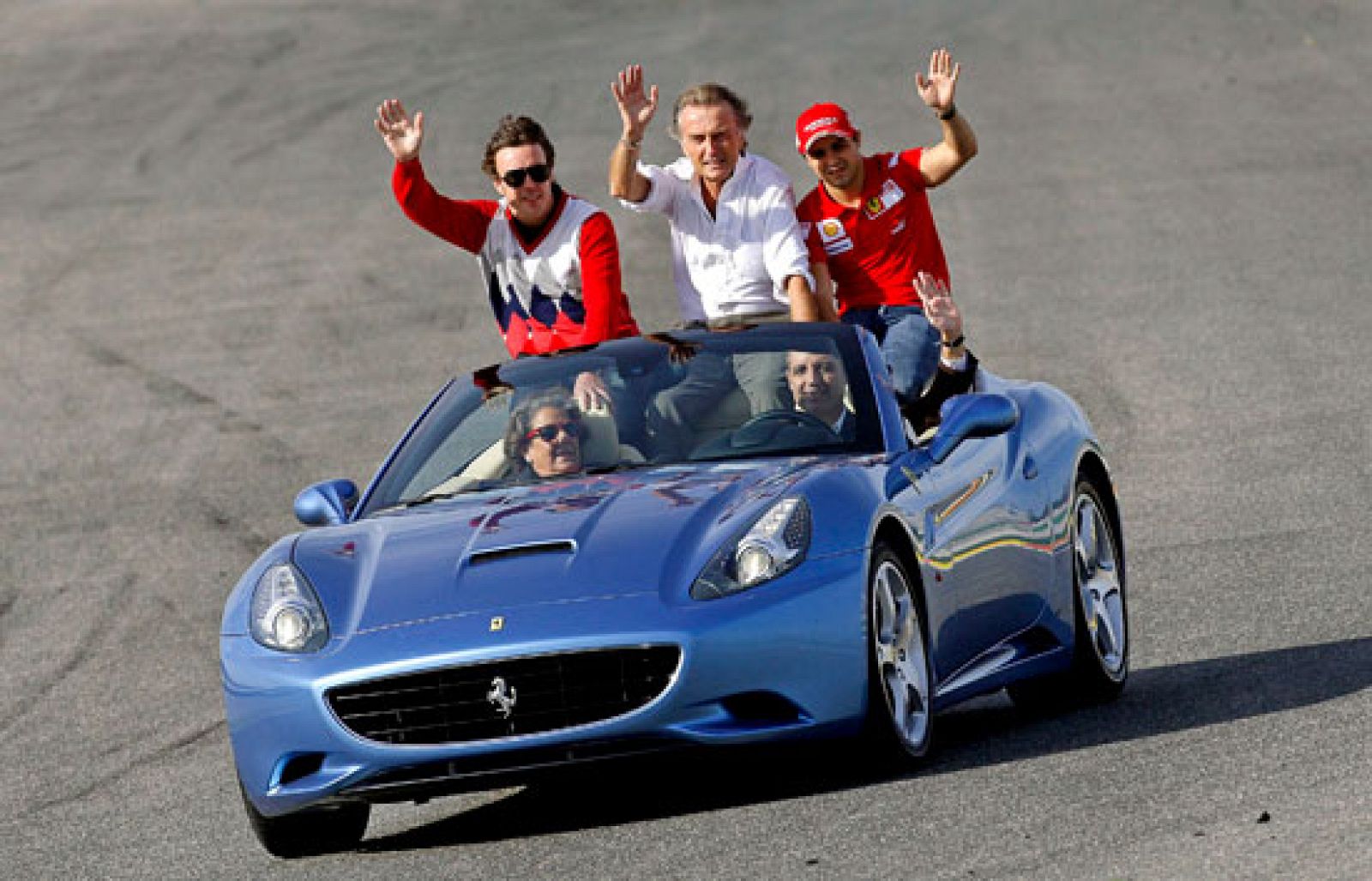 Alonso ya ha recibido su primer baño de masas ante aficionados ferraristas en el circuito valenciano de Cheste. 