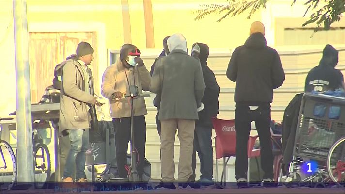  - Bona part dels desallotjats han dormit entre mantes i fogueres davant l'immoble