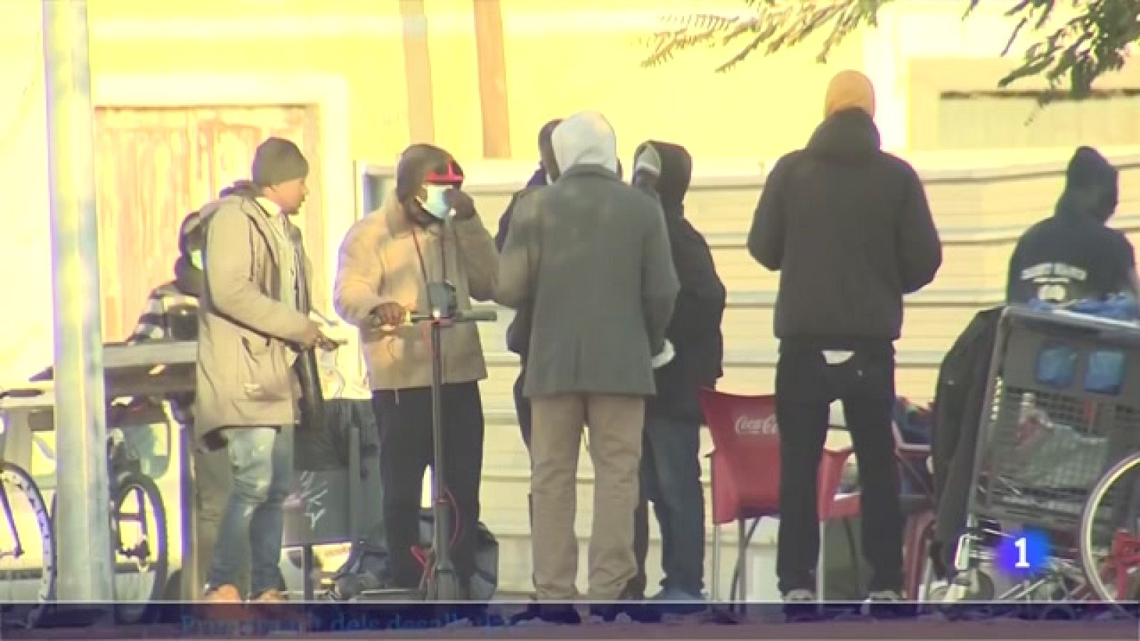 Bona part dels desallotjats han dormit entre mantes i fogueres davant l'immoble