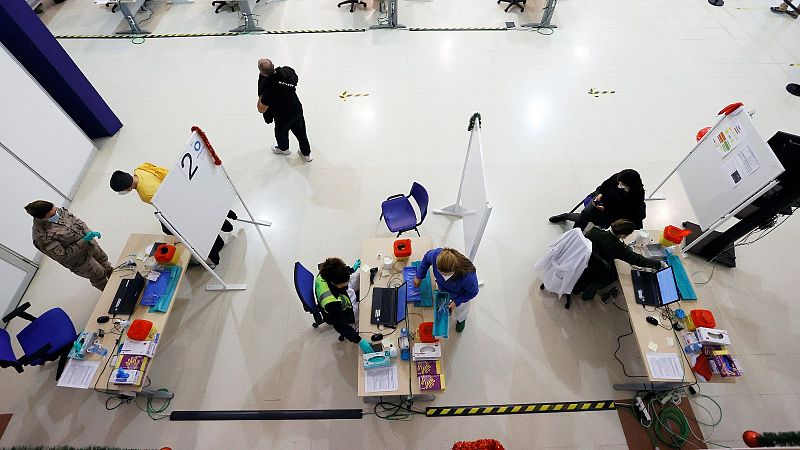 Los expertos no ven necesaria una cuarta dosis de la vacuna para toda la población