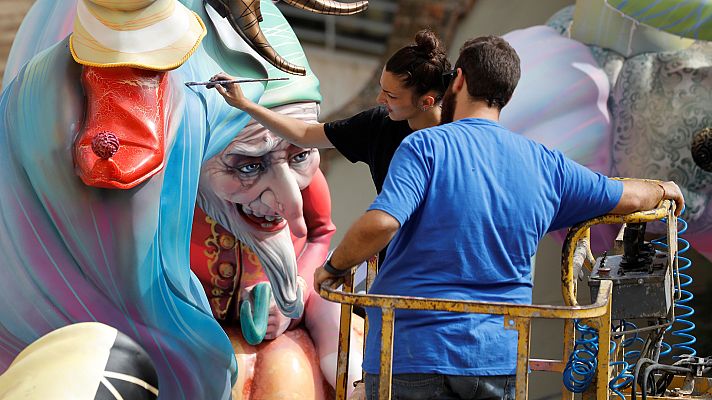 Telediario 1 - La pandemia complica la preparación de las Fallas 2022