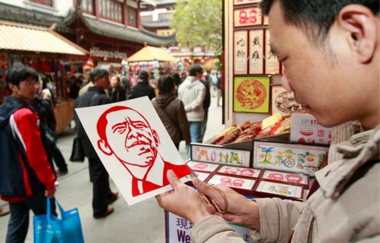 El presidente de EE.UU., Barack Obama, hace escala en su gira asiática en China. El martes se desplazará a Pekín para entrevistarse con el presidente Hu Jintao, con el que abordará las complejas relaciones entre China y Estados Unidos.
