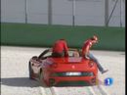  - Alonso, de rojo Ferrari