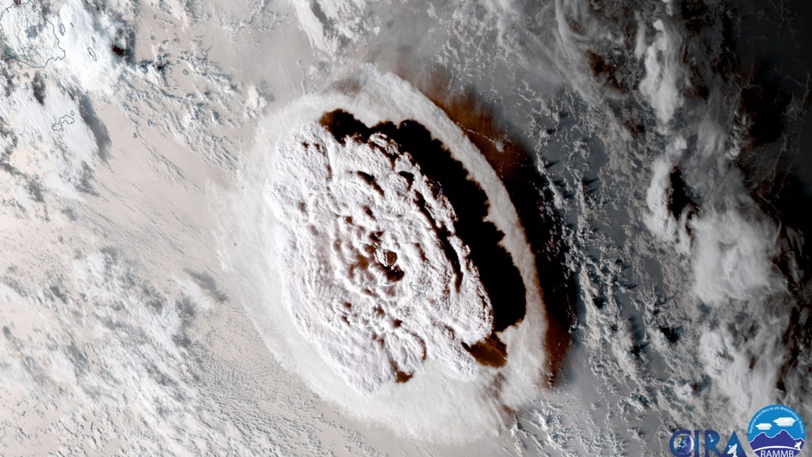 Un tsunami golpea la isla de Tonga tras una erupción volcánica