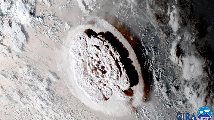 Un tsunami golpea la isla de Tonga tras una erupción