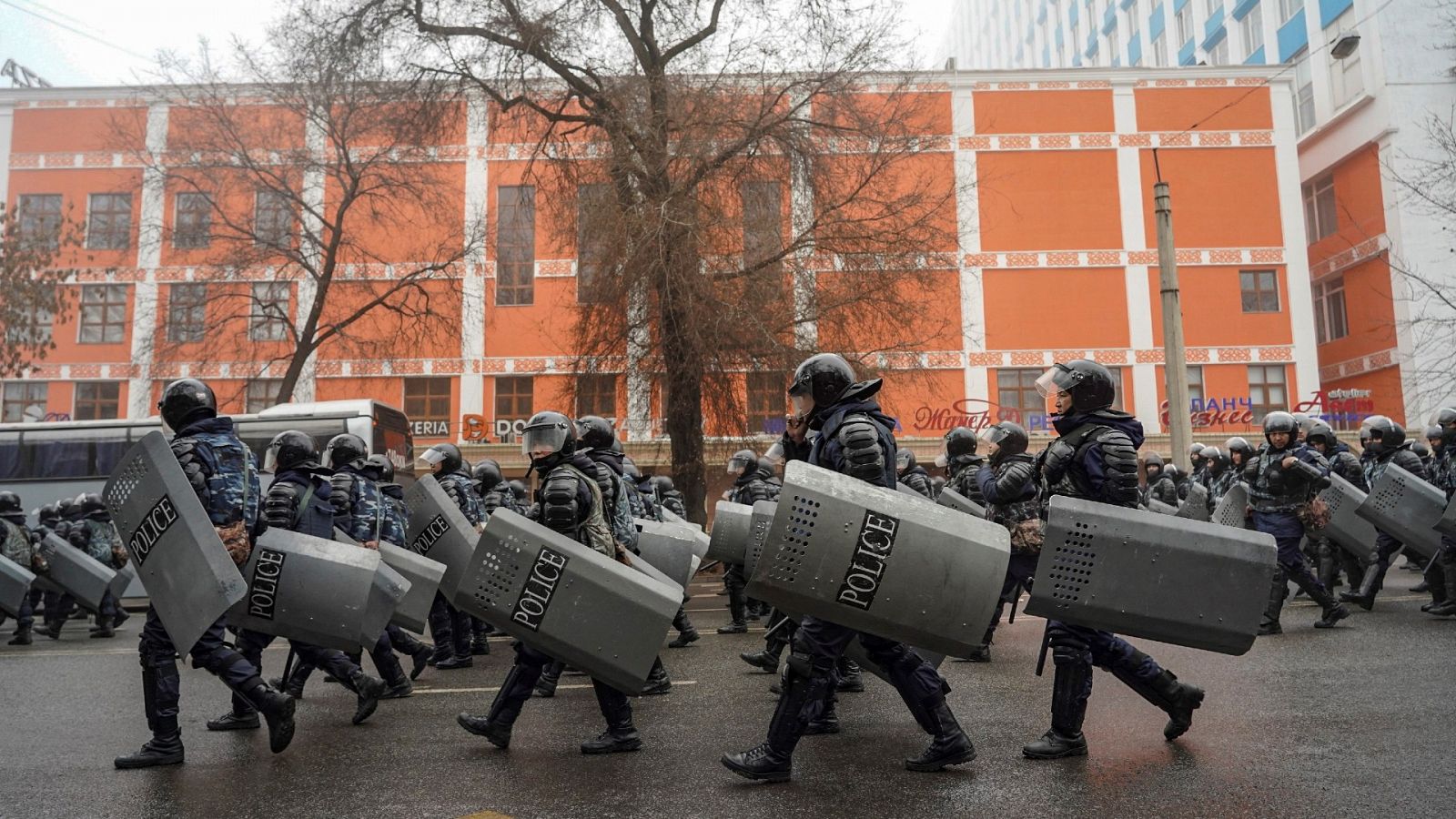 Los muertos en las protestas yacen en una morgue de Almaty