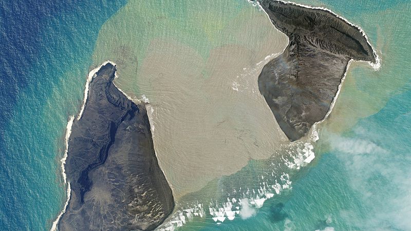 La isla afectada por la erupción en Tonga se ha dividido