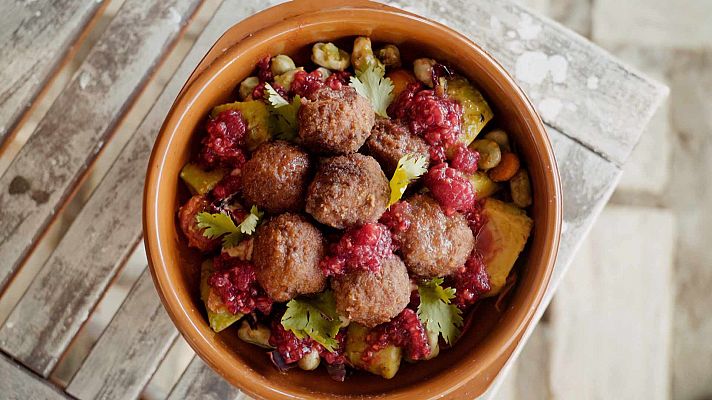 Receta de albóndigas sin huevo y ensalada tibia