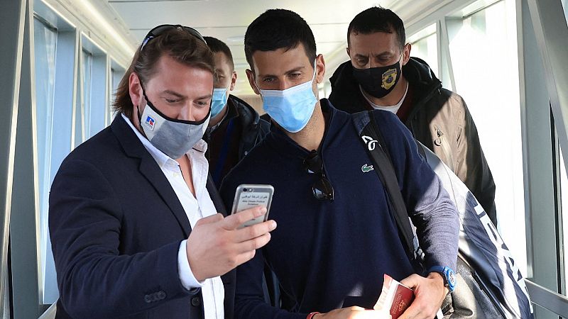 Djokovic aterriza en Belgrado tras ser expulsado de Australia - Informativo 24h | Ver