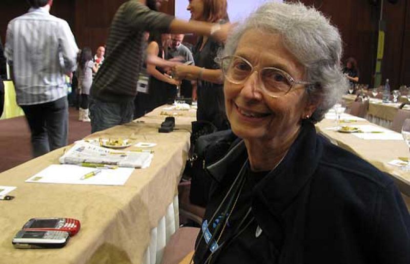 Berta ha sido una de las estrellas del EBE 2009. Y lo ha sido no porque a sus 76 años tenga un blog, sino porque se ha ganado a todos los asistentes con su entusiasmo y sus ganas de aprender.