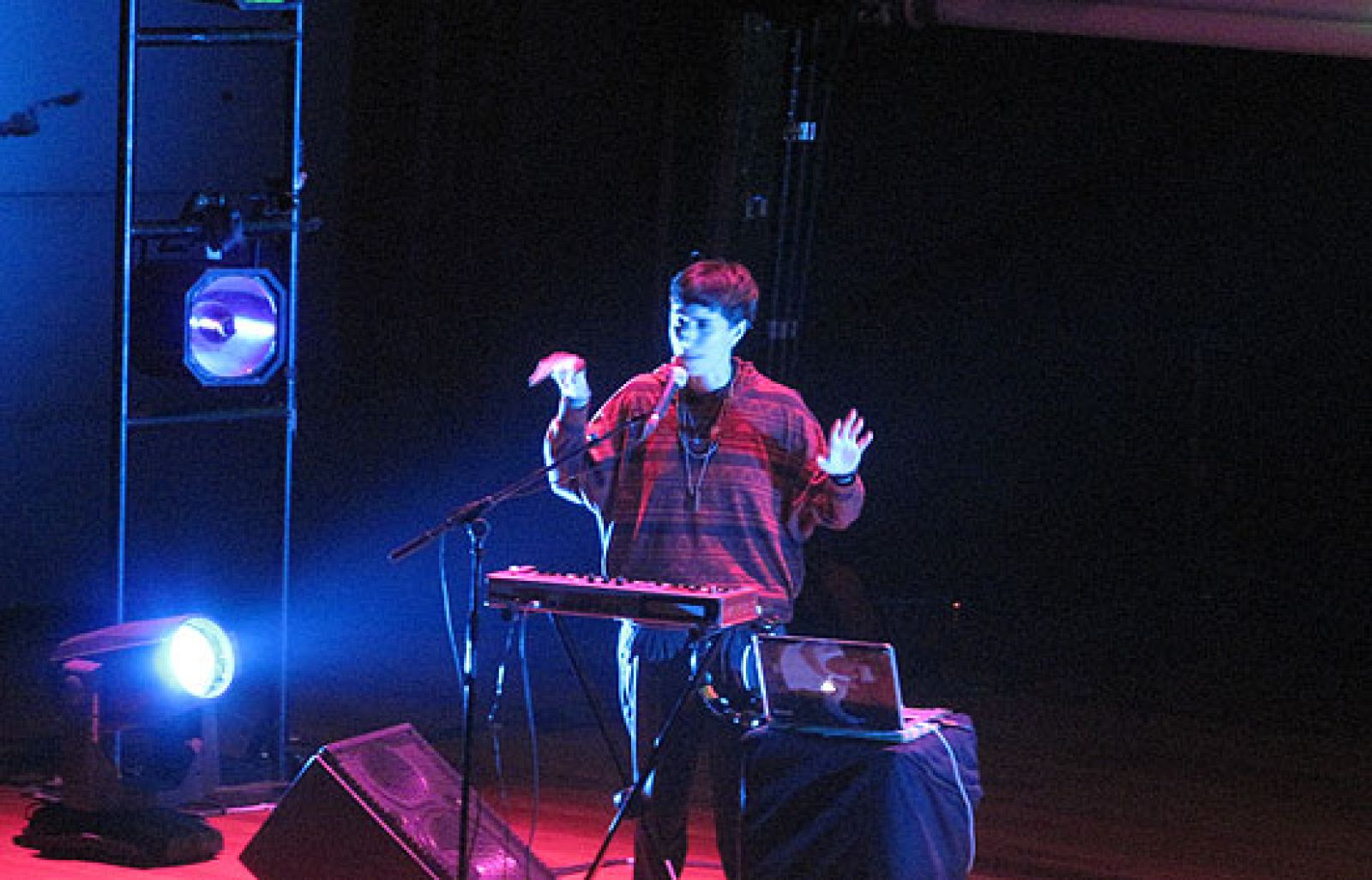 Los días 13 y 14 de noviembre el Museo Reina Sofía de Madrid acogió el festival HyperSounds, sobre experimentación sonora. En este vídeo os ofrecemos un resumen de las principales actuaciones de las dos jornadas de festival, así como una entrevista al director del museo, Manuel Borja-Villel, en la que manifiesta a RTVE.es su satisfacción por la acogida que ha tenido HyperSounds. Grabación y montaje: Rodrigo Simón.