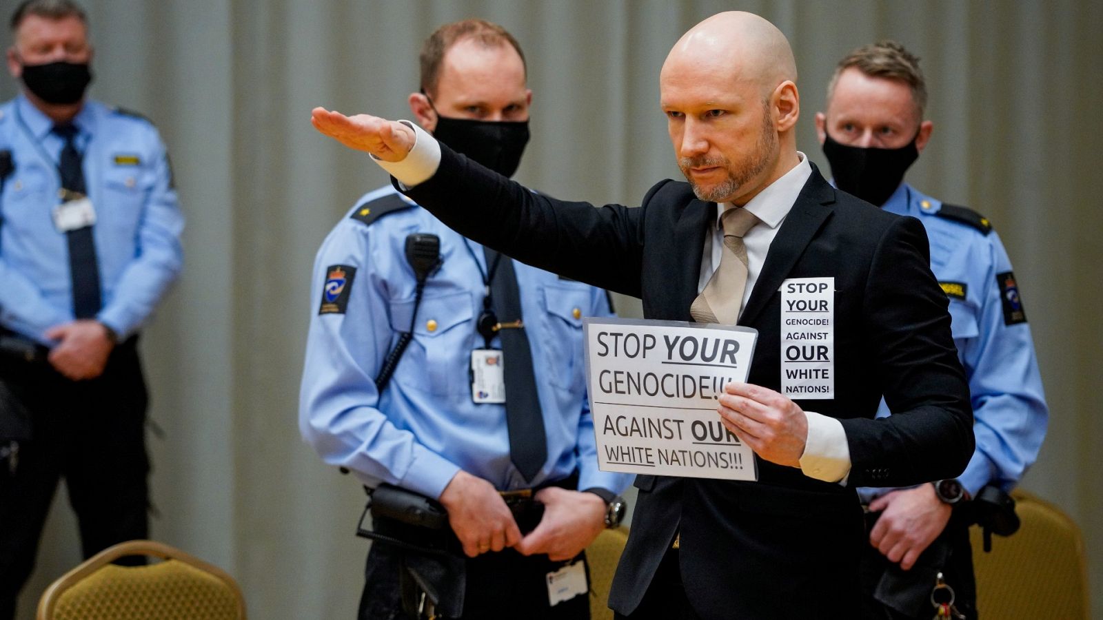 El autor de la matanza de Utoya, Noruega, pide su libertad al juez mientras hace el saludo nazi