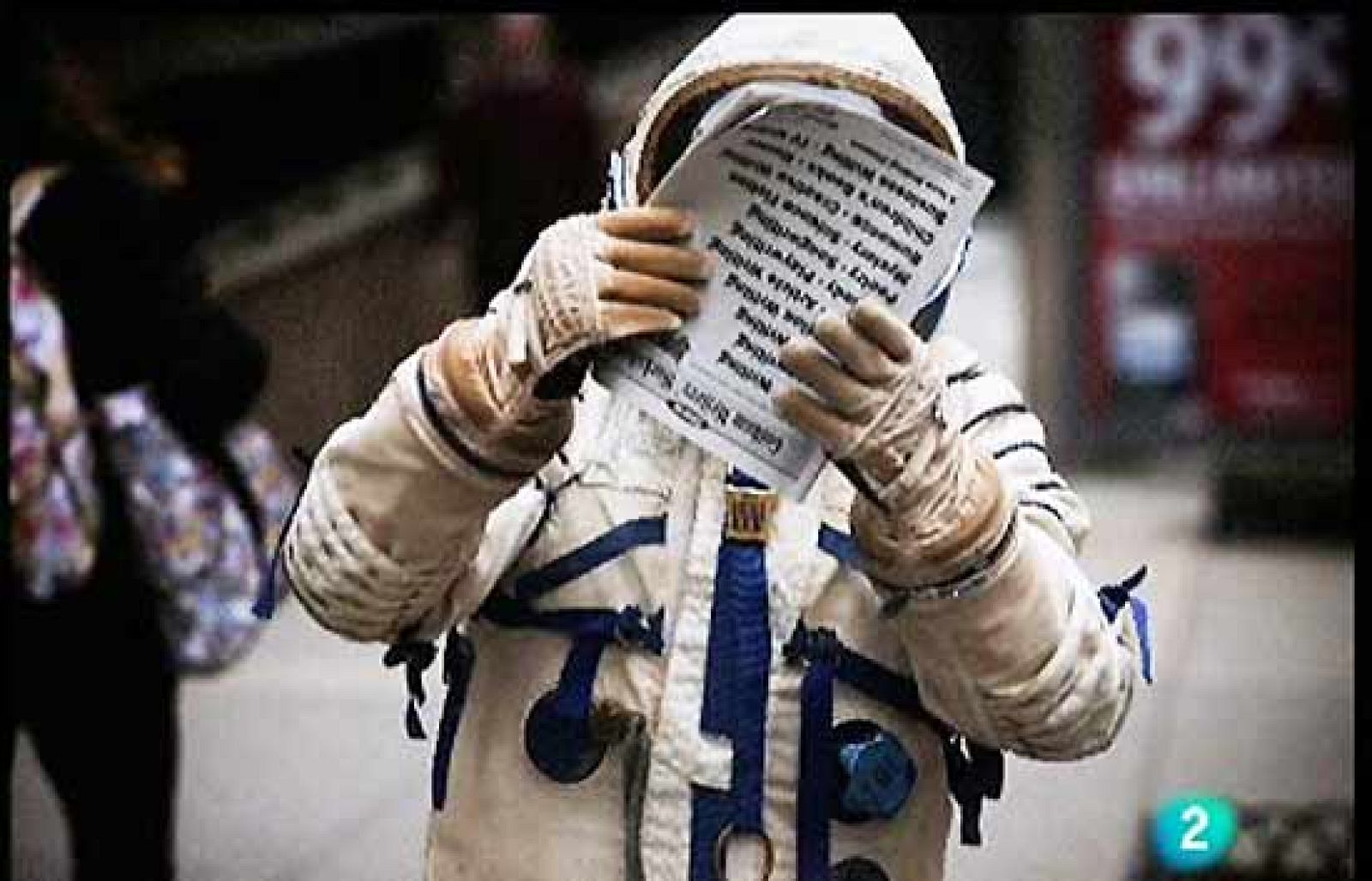 La artista plástica Alicia Framis se ha pasado 15 días haciendo de astronauta perdido en Nueva York para demostrar que en la Tierra puedes sentirte tan solo como en un planeta extraño. Es su propuesta para Performa 09, la bienal de artes plásticas de esta ciudad. Su misión es denunciar la ausencia de mujeres en los viajes a la Luna y que nuestro satélite sea de uso exclusivo militar (16/11/09).