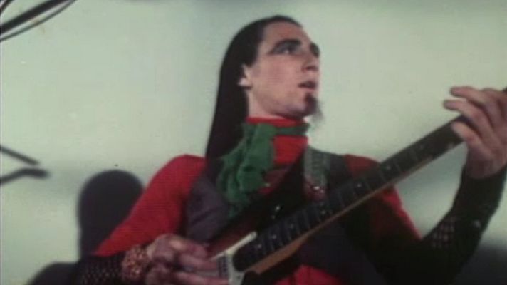 Arxiu TVE Catalunya - Arxiu TVE Catalunya - Pau Riba canta 'Noia de porcellana' vestit de pubilla