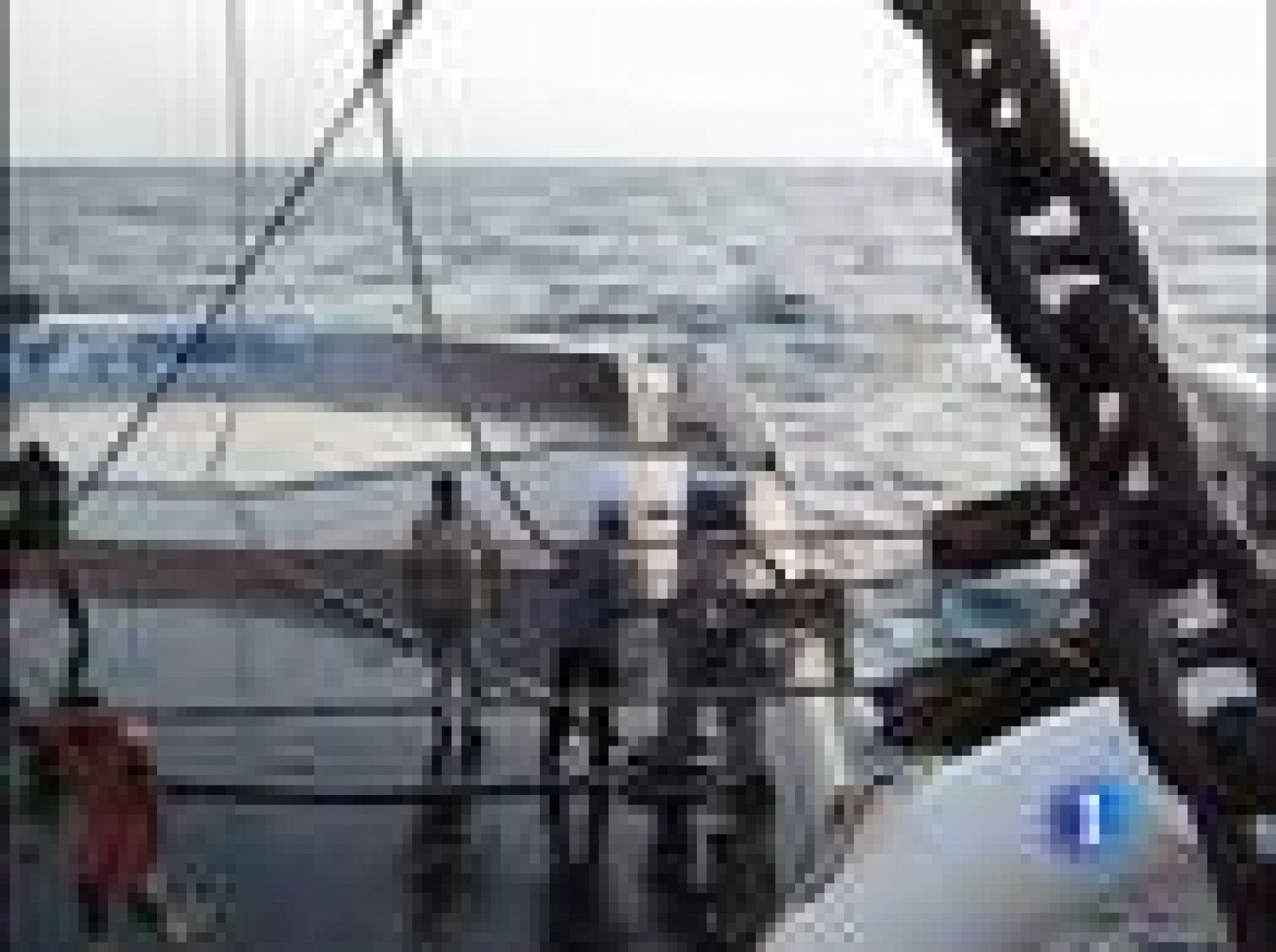 Radio Nacional de España contactaba, esta mañana, con él y Blach confirmaba que en el atunero había 63 piratas y que el secuestro podía llegar a su fin en las próximas horas.