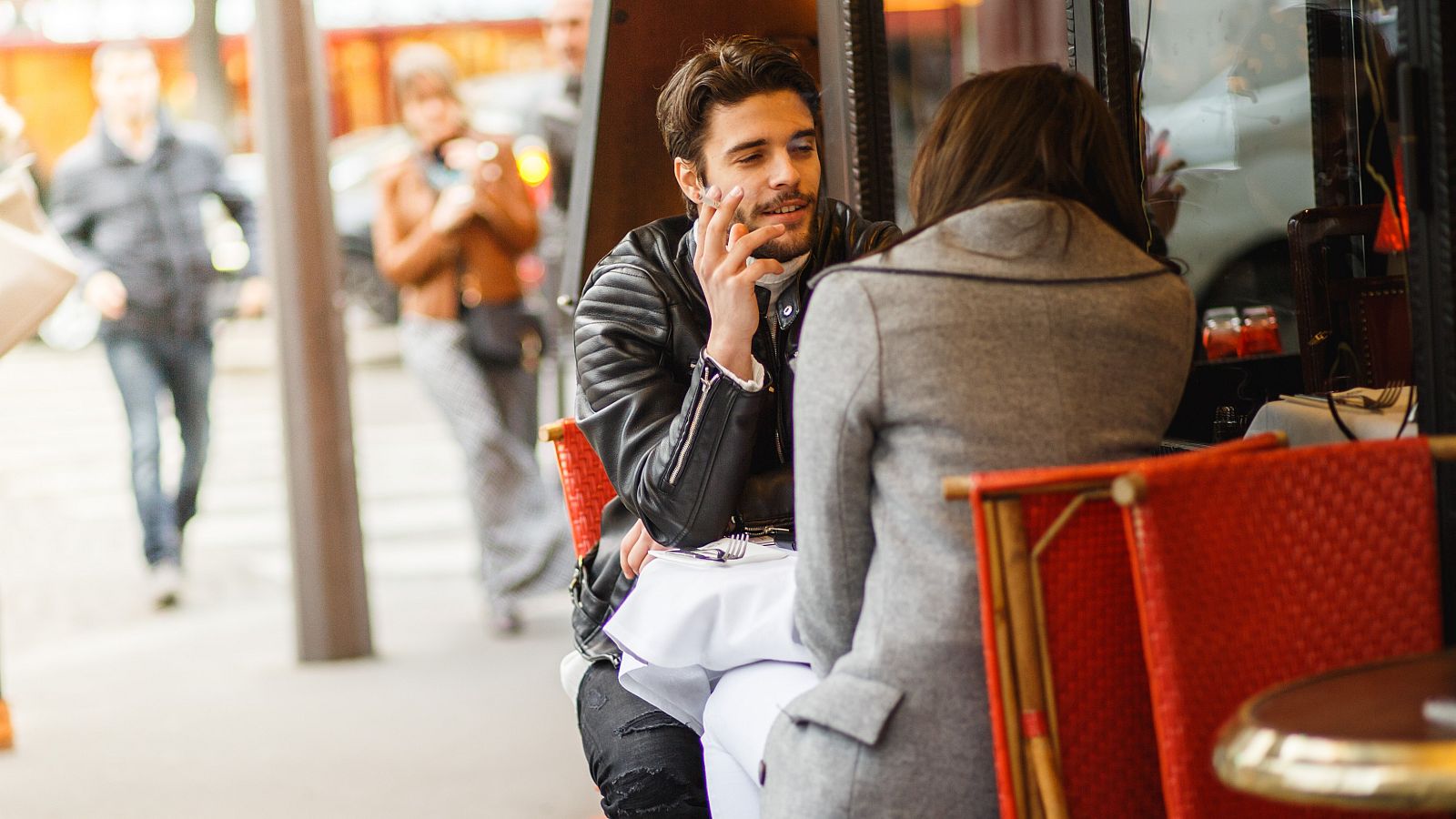 Fumar en las terrazas esparce el coronavirus hasta ocho metros