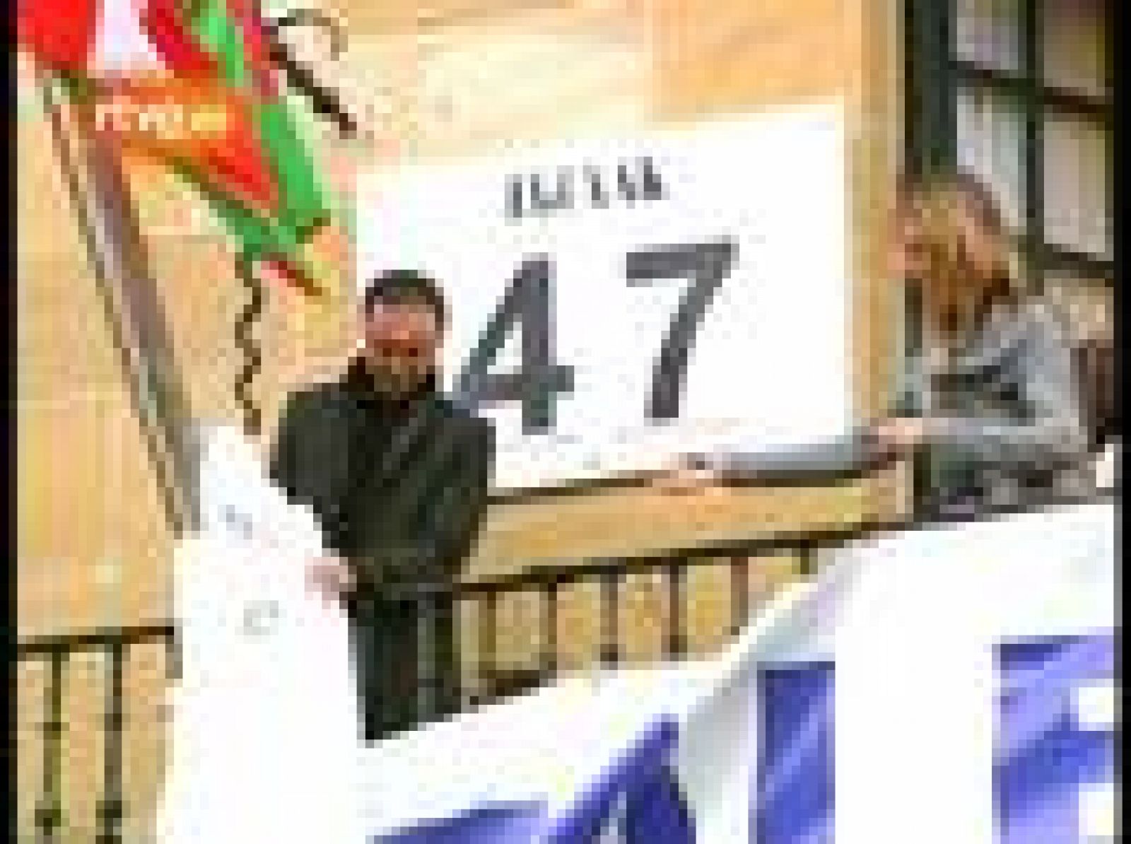 Retiran la pancarta del Ayuntamiento de Bermeo tras la liberación del Alakrana | Ver