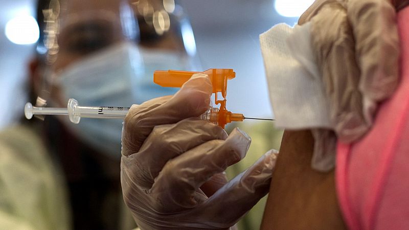 El 'efecto nocebo': personas con síntomas sin administrarse la vacuna real contra la COVID-19