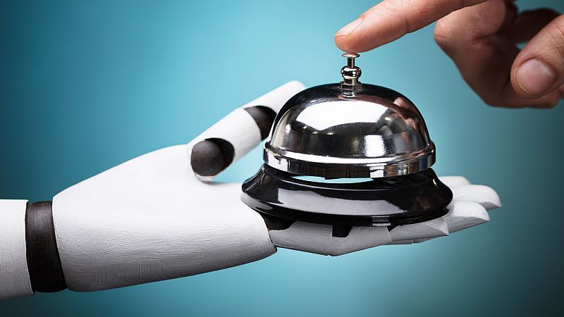 Las novedades tecnológicas del Fitur: un robot recepcionista, una mesa interactiva y una televisión espejo