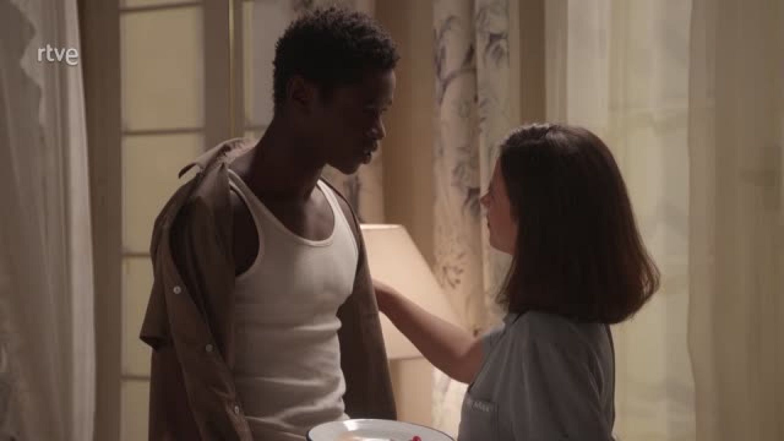 carmen y kiros se besan y son pillados por alguien misterioso