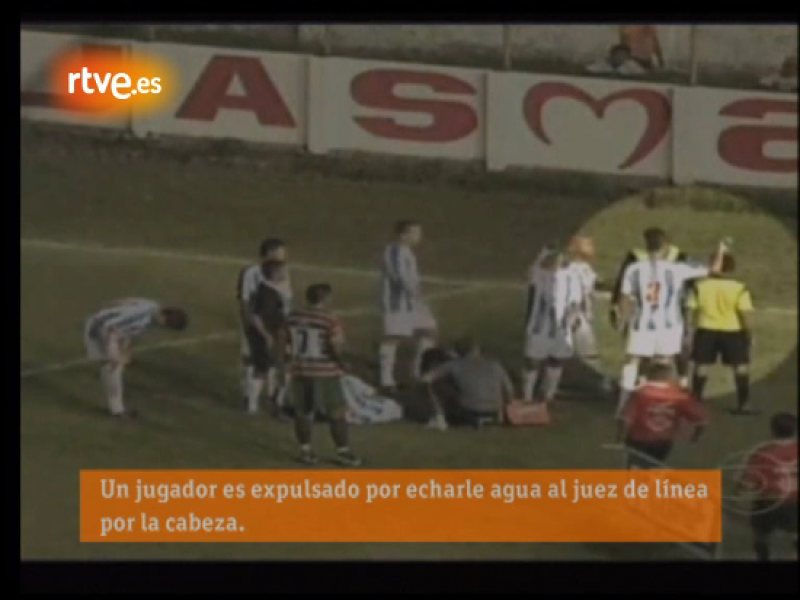  Un juez de línea intenta agredir a un jugador que le echó agua por la cabeza porque "estaba muy caliente" en un partido de la Liga brasileña.