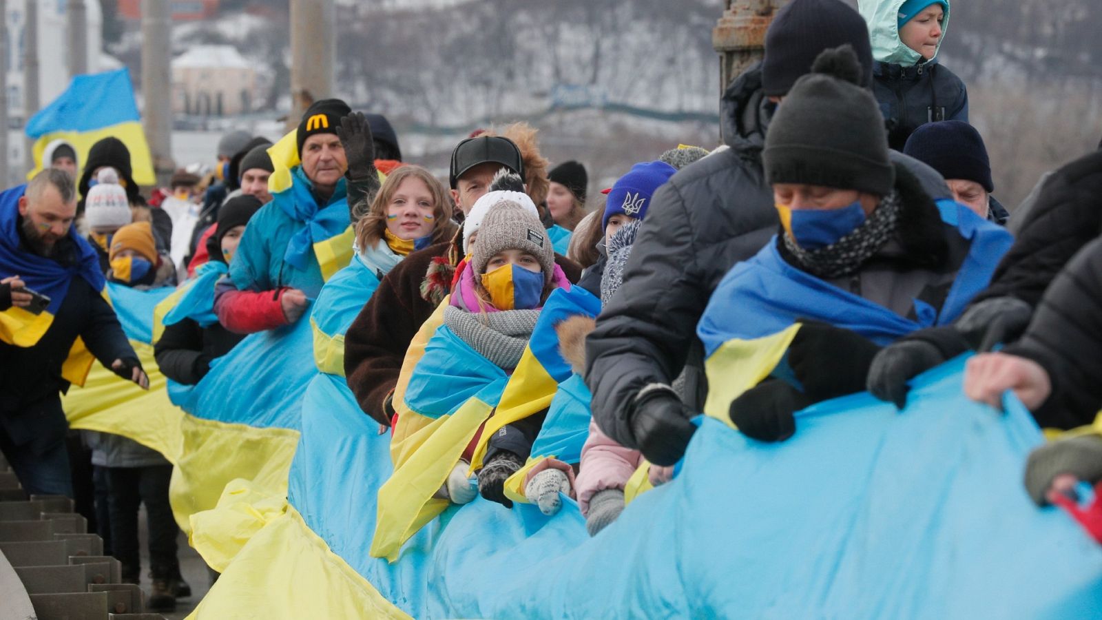 Una cadena humana en Kiev pide el fin de la escalada bélica