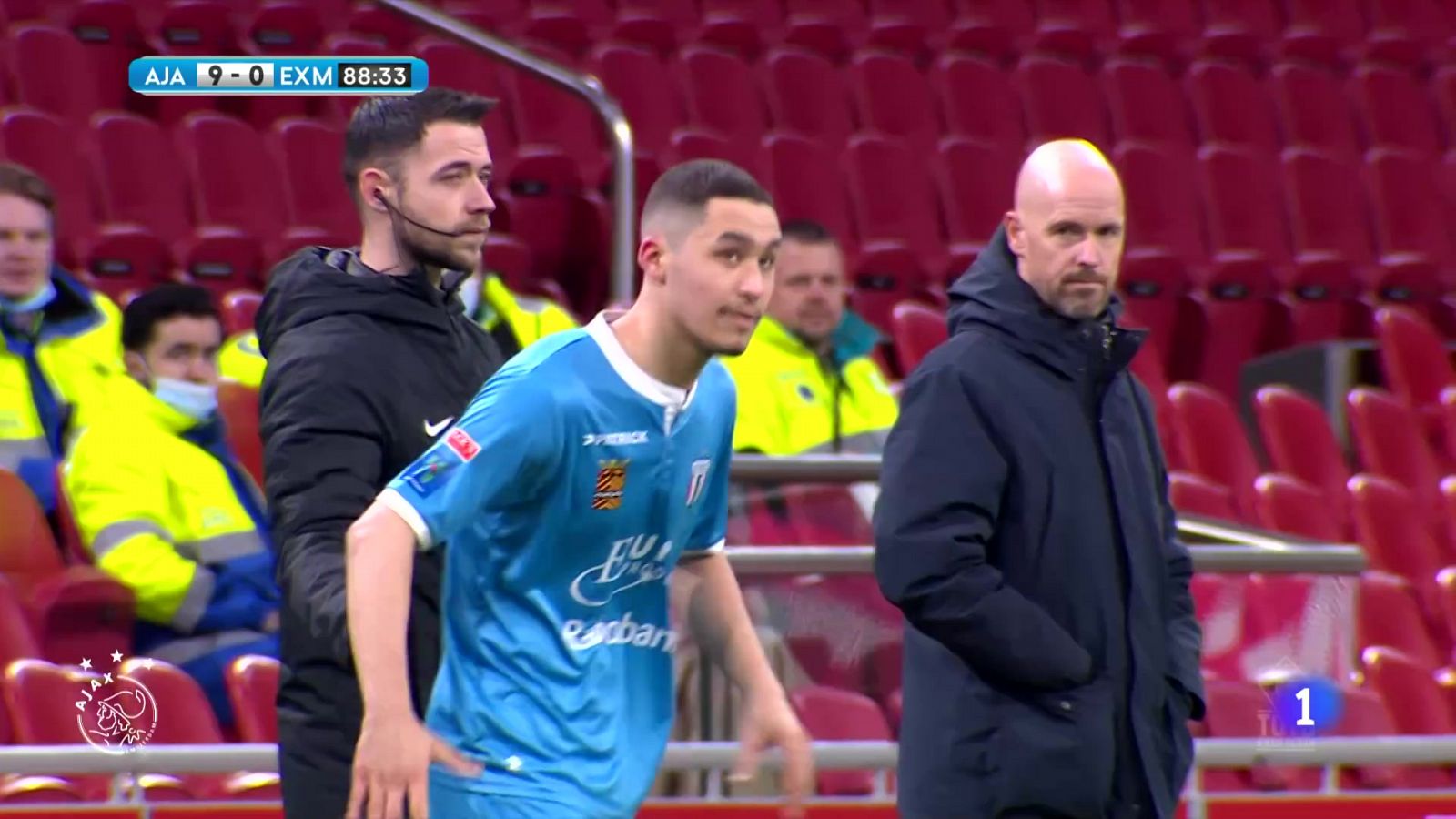 Pasillo de honor en pleno partido a un futbolista con cáncer