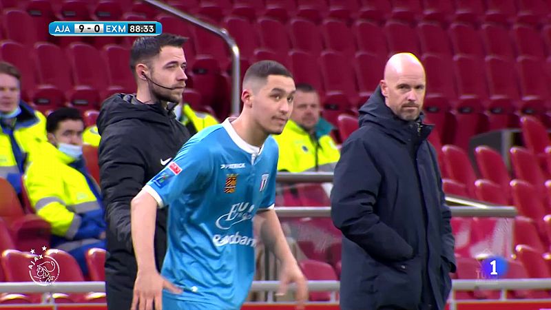 Pasillo de honor en pleno partido a un futbolista con cáncer