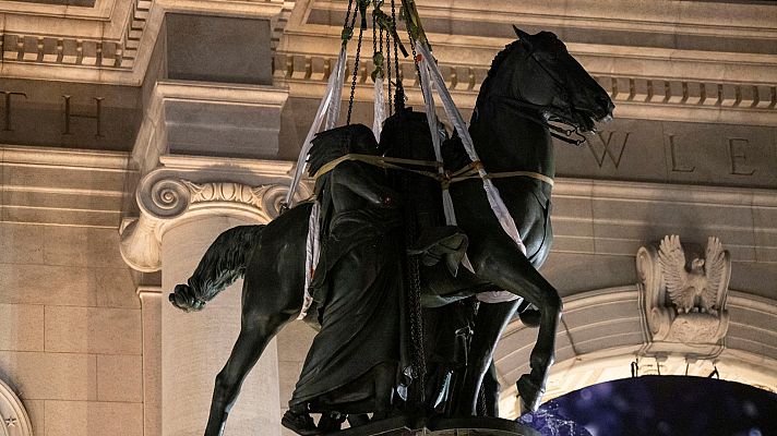 Retiran una estatua de Roosevelt por símbolo racista