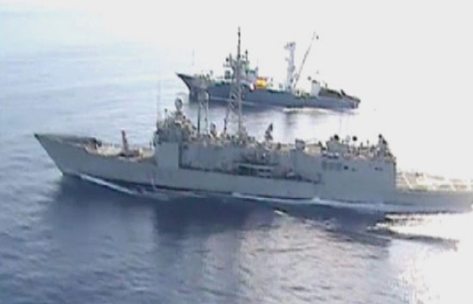 Las ha facilitado el ministerio de Defensa y en ellas aparece escoltado por la fragata Canarias.