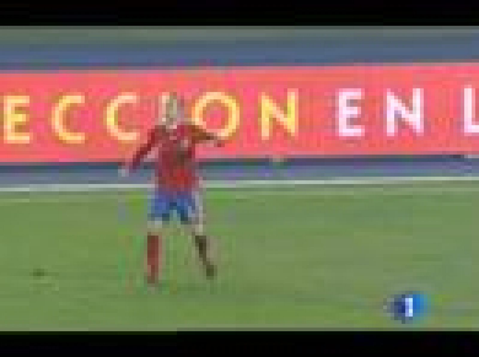 David Villa dio la vuelta al marcador con un gran remate cruzado a pase de Iniesta.
