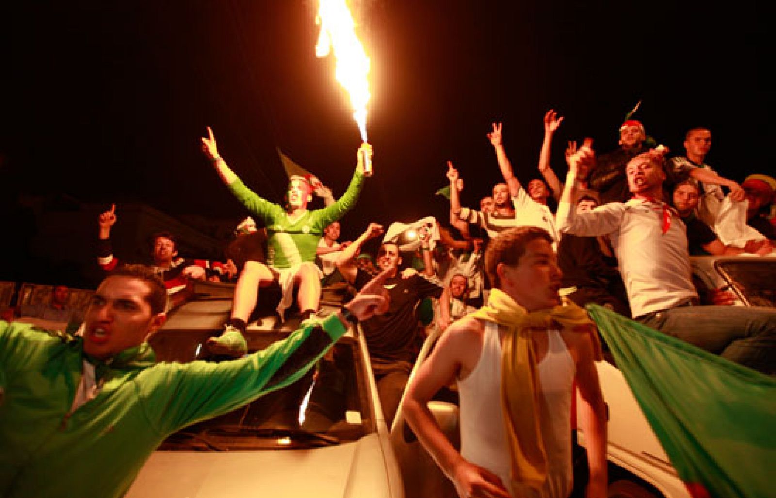 Miles de aficionados celebraron el pase de su equipo al Mundial de Sudáfrica tras derrotar a Egipto. Los festejos se dieron en diversos puntos del Mundo como Argel, Bilbao o París, donde se concentraron 12.000 personas en los Campos Elíseos.