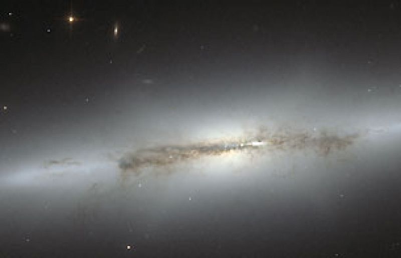 Uno de los muchos misterios que encierra el universo son las protuberancias que existen en los centros de las galaxias espirales, un fenómeno que desconcierta a los astrónomos. Esta nueva imagen de la NGC 4710 captada por el Hubble logra captar estos