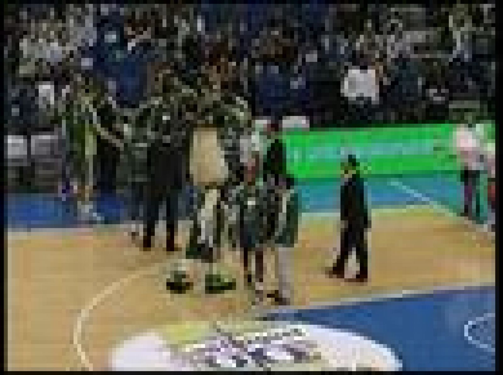 El Unicaja consiguió dar una alegría a su afición, al imponerse al Valencia Basket Club por 87-75 y sumando así su segundo triunfo de la temporada 