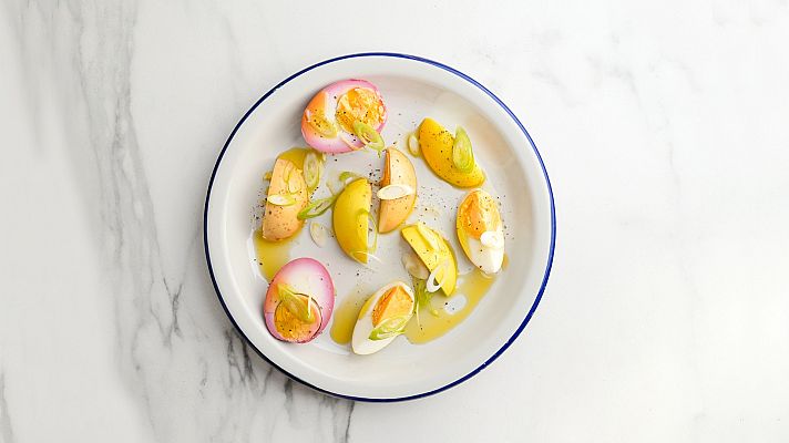 Receta de huevos de colores de Gipsy Chef con Ladilla Rusa