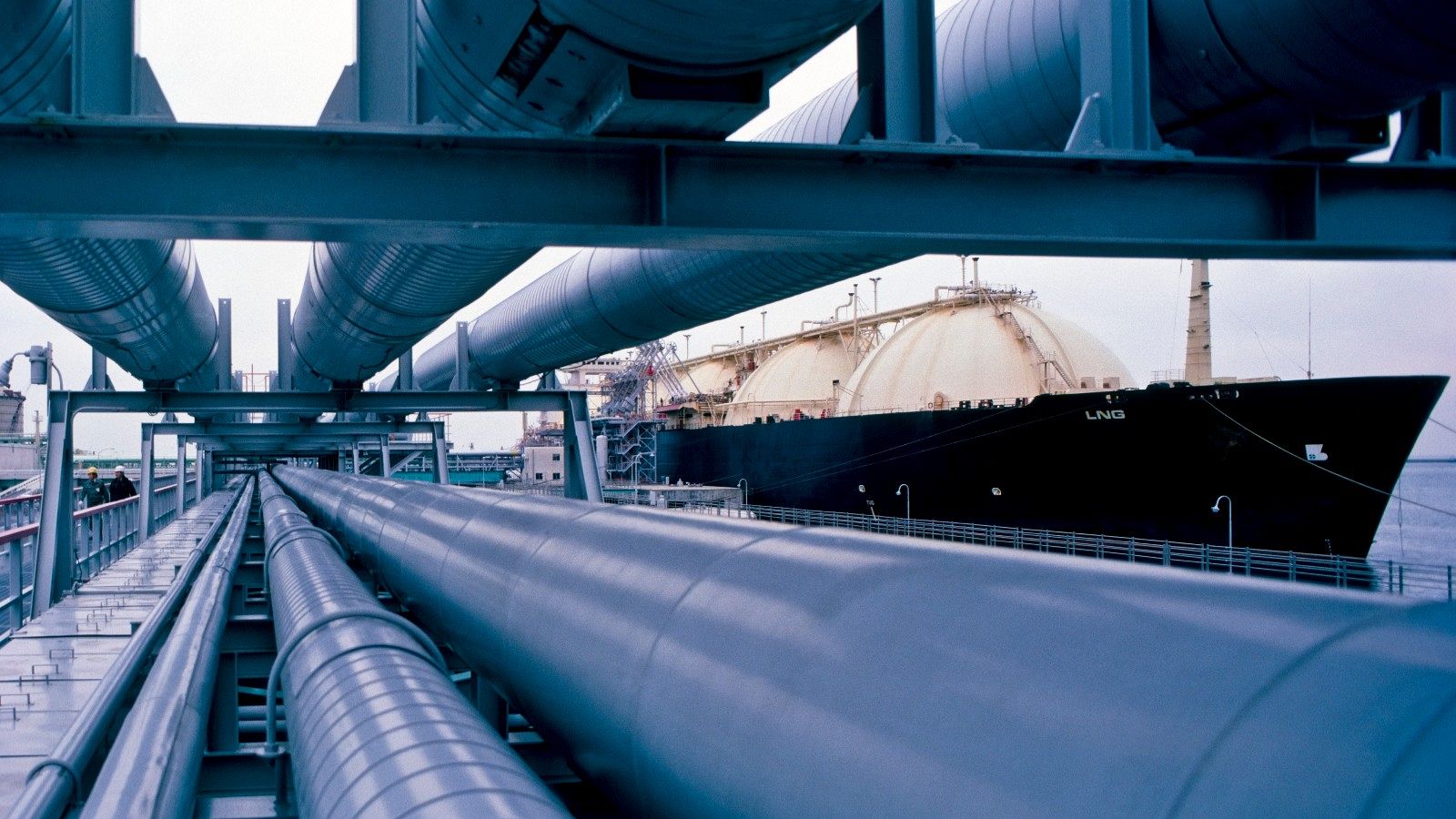 Los buques con gas viran a Europa: las rutas del mercado energético