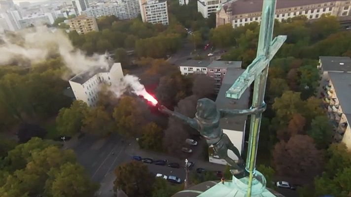 Telediario 2 - El arte inesperado de Pejac: de la grieta de la pandemia en Santander al niño refugiado en Berlín