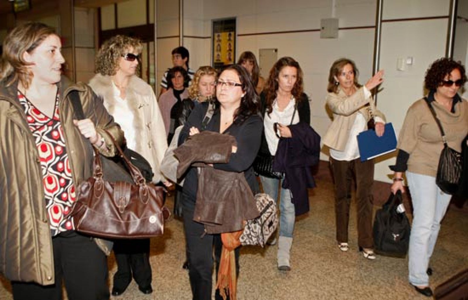 En el aeropuerto de Vigo han coincidido con los marineros que tomarán el relevo en el atunero durante cuatro meses.