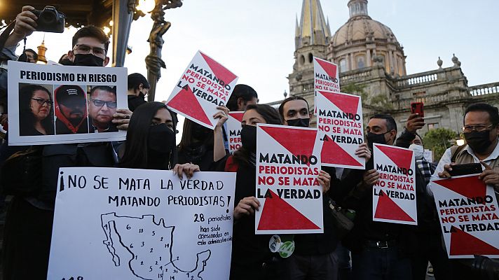 Cientos de manifestantes protestan en México contra el continuo asesinato de periodistas año tras año
