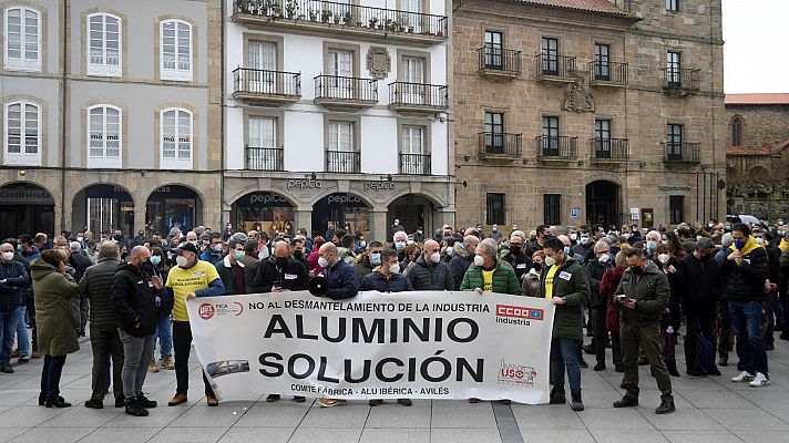Telediario 1 - Trabajadores de Alu Ibérica en Avilés piden la dimisión del Gobierno regional ante el despido de 250 personas