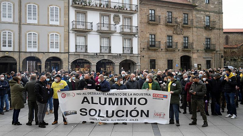 Trabajadores de Alu Ibérica en Avilés piden la dimisión del Gobierno regional ante el despido de 250 personas