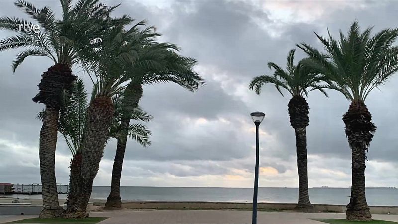 Viento fuerte o con intervalos de fuerte en el Estrecho y Alborán - ver ahora