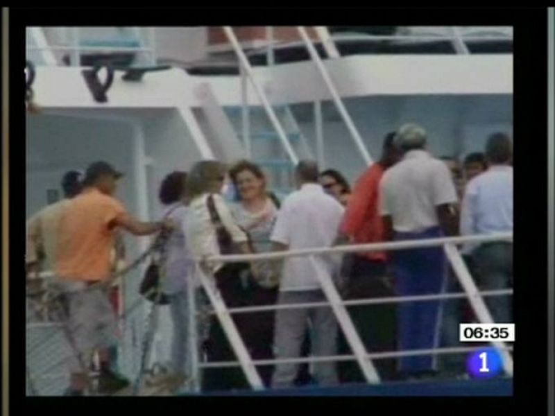  Los familires suben al 'Alakrana' para reunirse con los tripulantes