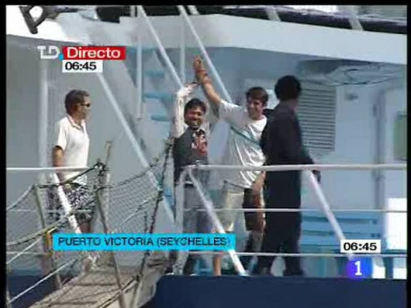 Los tripulantes se felicitan en Puerto Victoria