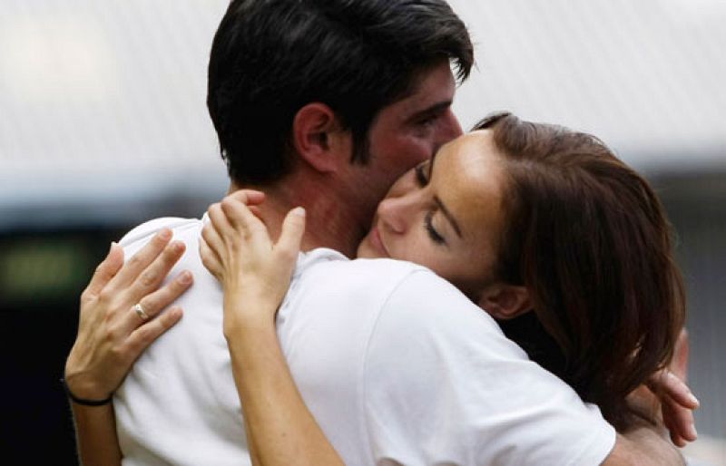  Los marineros del Alakrana abrazan a sus familiares