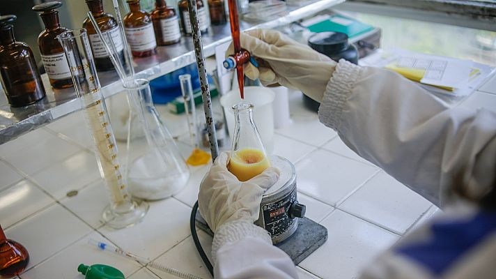 Telediario 2 - La realidad de ser investigador en España: precariedad y sueldos que no superan los 1.000 euros