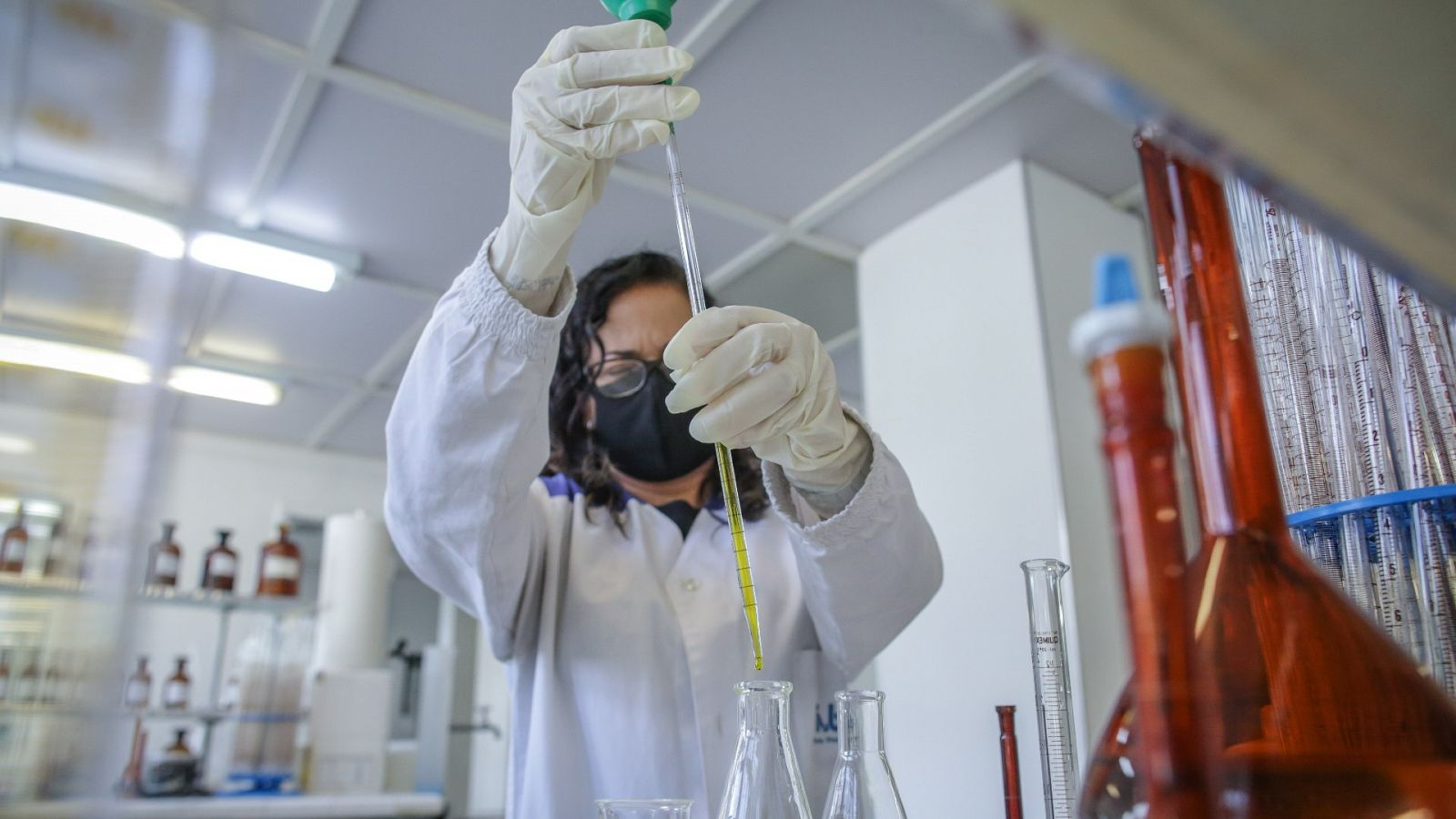 Los investigadores científicos encuentran en el extranjero la valoración, remuneración y medios de los que carece el sistema español